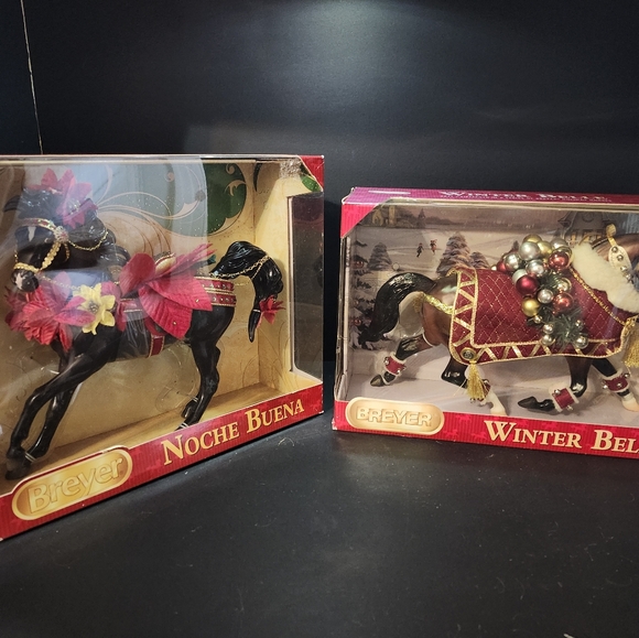 Breyer Noche Buena and Winter Belle Festive Horse Set - Picture 1 of 5